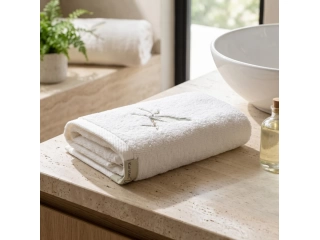 Toalla De Baño Ventura 100% Algodón Medida: 70 × 140 cm. Gramaje: 500 g/m². Toque ultra suave y alta absorción. Tecnologías Unika y Softmax. Preencogida y antipilling. Bordado Medidas 70 cm 140 cm Toalla De Baño Ventura 100% Algodón Medida: 70 × 140 cm. Gramaje: 500 g/m². Toque ultra suave y alta absorción. Tecnologías Unika y Softmax. Preencogida y antipilling. Bordado Medidas 70 cm 140 cm