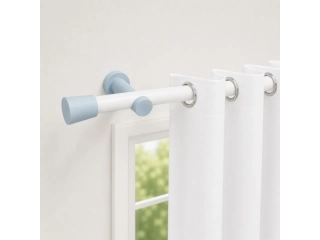 COLOR  CELESTE Y BLANCO . Medida: 2 metros Di&aacute;metro 28 mm Largo soporte: 6,5 cms. Incluye: 2 soportes (pl&aacute;sticos)   punteros (pl&aacute;sticos)   barrote   tornillos para su instalaci&oacute;n Material: Metal