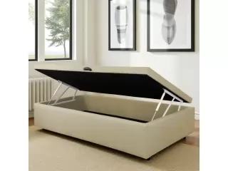 Cama ba&uacute;l de madera maciza reforestada con tapa y piso enteros. Soporta un peso m&aacute;ximo de 200 kg. Sistema de apertura con pistones hidr&aacute;ulicos. Capacidad interna de guardado de 30 cm. Medidas: 188 cm de largo y 88 cm de ancho.