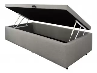 Estructura de madera dise&ntilde;ada con baulera integrada para el almacenamiento de objetos de uso diario bajo el colch&oacute;n. Formato de 1 1/2 plaza que permite el aprovechamiento del espacio en dormitorios con dimensiones reducidas. Base sommier tipo ba&uacute;l con sis