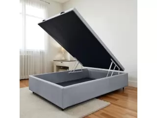 Fabricada 100% en madera de eucaliptus reforestada. Tapa y piso en fen&oacute;lico continuo. Cuenta con 7 patas en total, en madera maciza. Soporte cromado para que el colch&oacute;n no se deslice cuando se levanta la tapa del ba&uacute;l. Tapizado en tela de lino. Soporte: 1