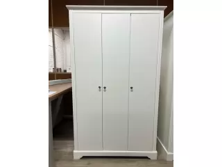 Ropero 3 puertas MDF 6 ESTANTES. CON BARROTE ALUMINIO. Ropero 3 puertas MDF 6 ESTANTES. CON BARROTE ALUMINIO.