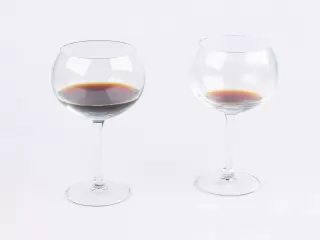 Disfruta de tus vinos favoritos con este elegante pack de 2 copas de vino de la colección "Copa". Con una capacidad de 600 ml, estas copas de vidrio son perfectas para realzar el aroma y sabor de tus bebidas. Su diseño clásico las convierte en el compleme Disfruta de tus vinos favoritos con este elegante pack de 2 copas de vino de la colección "Copa". Con una capacidad de 600 ml, estas copas de vidrio son perfectas para realzar el aroma y sabor de tus bebidas. Su diseño clásico las convierte en el compleme