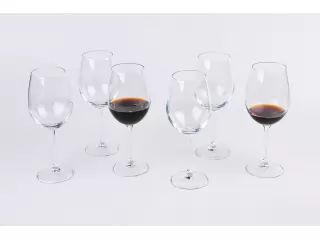 Dale un toque de elegancia a tus reuniones con este set de 6 copas de vino! Perfectas para disfrutar de tus vinos favoritos, estas copas de vidrio combinan diseño y funcionalidad para realzar cada sorbo. Su capacidad de 570 ml las hace ideales para cualqu Dale un toque de elegancia a tus reuniones con este set de 6 copas de vino! Perfectas para disfrutar de tus vinos favoritos, estas copas de vidrio combinan diseño y funcionalidad para realzar cada sorbo. Su capacidad de 570 ml las hace ideales para cualqu