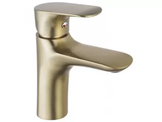 Dale un toque de elegancia a tu ba&ntilde;o con la grifer&iacute;a monocomando de lavatorio bajo Vittorio gold. Su dise&ntilde;o moderno y acabado cepillado en dorado le dar&aacute; un toque sofisticado a tu espacio. Fabricada en acero, esta grifer&iacute;a es resistente y duradera, y cuen