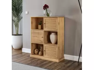 Especificaciones técnicas: Estructura: Madera maciza de (Pino Elliotis) Herrajes: Metálicos Acabado: Barnizado Guías: Madera Medidas Estantería Altura 114.6 cm Largo 90 cm Prof. 35 cm Especificaciones técnicas: Estructura: Madera maciza de (Pino Elliotis) Herrajes: Metálicos Acabado: Barnizado Guías: Madera Medidas Estantería Altura 114.6 cm Largo 90 cm Prof. 35 cm