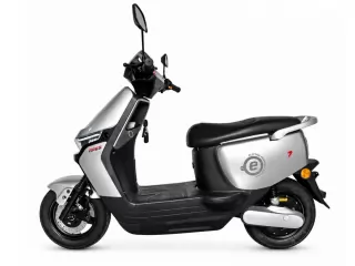 %u26A1 Scooter El&eacute;ctrica ARES V72 Potencia silenciosa. Dise&ntilde;o moderno. Cero emisiones. Frenos Disco delantero , tambor trasero Ruedas 10" con cubiertas tubeless Bater&iacute;a 72 volt 20AH Motor 800W Tablero Tablero digital Otras caracteristicas Sube pendientes 