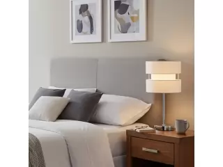 Ilumina tus espacios con la Lámpara de mesa New Tela, un toque de elegancia y calidez para tu hogar. Su diseño clásico y acabado cromado la convierten en el complemento perfecto para cualquier ambiente, aportando estilo y funcionalidad a tu decoración. Ilumina tus espacios con la Lámpara de mesa New Tela, un toque de elegancia y calidez para tu hogar. Su diseño clásico y acabado cromado la convierten en el complemento perfecto para cualquier ambiente, aportando estilo y funcionalidad a tu decoración.