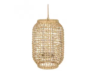 Dale a tu hogar un toque de estilo boho chic con este hermoso portavelas de fibra y metal. Con su dise&ntilde;o natural y elegante, este portavelas de 39 cm de alto crear&aacute; un ambiente c&aacute;lido y acogedor en cualquier espacio. Perfecto para velas pilar, este portav