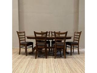  Madera maciza natural de gomero, mesa oval extensible con doble pedestal reforzado   6 sillas con asientos tapizados en microfibra antique color chocolate. Medidas cerrado: 180x74 cms. Medidas Abierto: 210x74 cms.