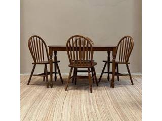 Mesa rectangular en madera de gomero con patas torneadas   4 sillas Medidas de la mesa: Alto: 75 cm. Ancho: 90 cm. Largo: 120 cm.
