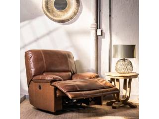 Poltrona reclinable electrica, tapizada en cuero italiano. Apertura motorizada para graduar respaldo y posapies. Alto: 93 CM Profundidad: 99 CM Ancho: 110 CM