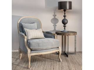 Butaca Didier gris Poltrona en madera de roble macizo, tapizada en lino natural. Colores disponibles: Crema y gris claro. Alto: 101 CM Profundidad: 80 CM Ancho: 82 CM