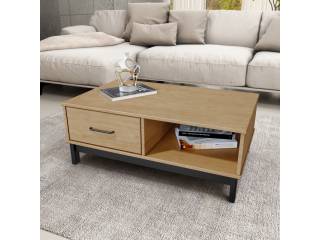 Mesa de centro con estructura en madera maciza de pino color natural, con detalles en puerta y tiradores metálicos y acabado natural.  Alto 0.35 CM Profundidad: 0.55 CM. Ancho: 90 CM.