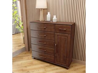 Cómoda 6 cajones y 1 puerta, en madera maciza de pino Brasil lustrado, con guías telescópicas. Tiradores de cajones reforzados. Patas torneadas macizas. Alto: 123 CM Profundidad: 125 CM Ancho: 43 CM