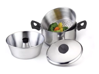Descripcion: Olla diámetro 20 centímetros capacidad 3,5 litros. - Vaporera fondo perforado. - Flanera con tubo. - Tapa. Marca: Aluminio Oliveira. Origen: Brasil.