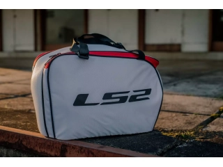 Descripcion: Bolso diseñado para transportar tu casco fabricada en Polyester.
