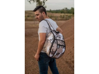 Descripcion: Mochila diseñada para transportar tu casco confeccinada en tela con patrón de panal y polyester.