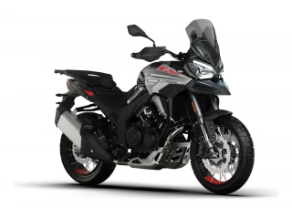 Descripcion: Exclusivo motor bicilíndrico en V de 80 grados En el corazón del T1002VX se encuentra su motor V-Twin de 80 grados y 997 cm³, capaz de generar 88,51 CV a 7500 rpm y un impresionante par de 89 N·m a 5250 rpm. Esta configuración proporciona una