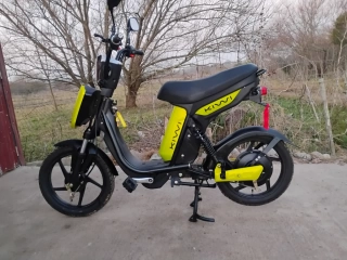 Descripcion: COLOR DISPONIOBLE  OK  : CELESTE. Motor Eléctrico de 350W. Batería Litio 48V 20Ah. Frenos: Tambor delantero y trasero. Velocidad máxima aproximada 32 Km/h. Autonomía aproximada 45 Km. Tiempo de carga 6 a 8hs. Dimensiones: largo 1.50 alt. asie