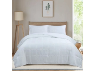 Descripcion: Acolchado   2 fundas. Largo 240 cm x 220 cm. Color Blanco Tamaño de la cama 2 plazas Material de la cubierta Poliéster Material del relleno Poliéster Gramaje 180 g/m2 COLOR Blanco .Peso producto empacado 4.611 kg. 