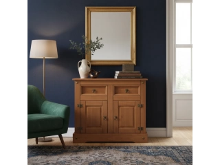 Acabado: Mate Fabricado en madera maciza. Dimensiones: 92cm de ancho x 92cm de largo x 46cm de profundidad. Peso: 26kg. Cuenta con 2 cajones. Tiene 2 puertas. Posee estantes. Con manija.