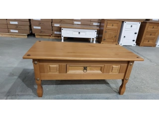 Mesa ratona de 95x60x46 cm, ideal para espacios reducidos. Fabricada en madera maciza, garantiza durabilidad. Estructura con 4 patas que proporcionan estabilidad. Incluye un cajón para almacenamiento adicional.