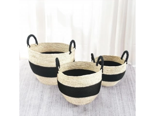 Dale un toque tribal y moderno a tu hogar con el Macetero canasto Tribal Bicolor, este macetero es perfecto para darle vida a tus plantas y decorar tus espacios con estilo.