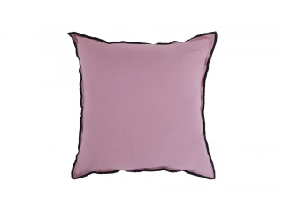 Dale un toque de estilo a tu hogar con este almohad&oacute;n decorativo de 45 x 45 cm. Su forma cuadrada y relleno de algod&oacute;n lo hacen perfecto para a&ntilde;adir comodidad y un toque de color a tu sof&aacute; o cama. El color que recibir&aacute;s ser&aacute; una sorpresa, &iexcl;as&iacute; que prep&aacute;ra