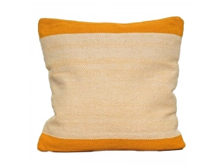 Dale un toque de calidez y estilo a tu hogar con el Almohad&oacute;n decorativo Natalia mostaza de 45 x 45 cm. Este coj&iacute;n decorativo, con su vibrante color mostaza, es el complemento perfecto para cualquier espacio, agregando un toque de elegancia y confort.