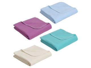 &iexcl;Acurr&uacute;cate en la suavidad de la Manta polar Just Home Collection! Con unas dimensiones de 120 cm de ancho por 150 cm de largo, esta manta es perfecta para envolverte en calidez. Su dise&ntilde;o surtido te sorprender&aacute; con un color al azar, a&ntilde;adiendo un toque de