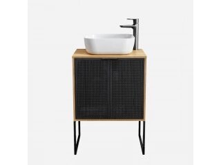 Renov&aacute; tu ba&ntilde;o con el Vanitory a piso Riad de 60 cm, una pieza que combina estilo y funcionalidad. Su dise&ntilde;o moderno en color Roble/Negro y su acabado Mate, le dar&aacute;n un toque de elegancia a tu espacio. &iexcl;Dale un nuevo aire a tu ba&ntilde;o con este vanitory!