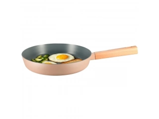 &iexcl;Dale un toque de color y funcionalidad a tu cocina con la Sart&eacute;n Bosque de cer&aacute;mica de 26 cm rosa! Con su dise&ntilde;o atractivo y mango de madera, esta sart&eacute;n no solo es un placer para la vista, sino que tambi&eacute;n te brinda la comodidad de cocinar con antiadher
