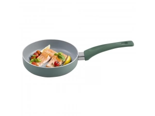&iexcl;Dale un toque moderno a tu cocina con el set de sart&eacute;n de aluminio de 14 cm y esp&aacute;tula negro! Este juego de Just Home Collection incluye una sart&eacute;n y una esp&aacute;tula, perfectos para preparar tus comidas favoritas. Con su dise&ntilde;o elegante y funcional, este se