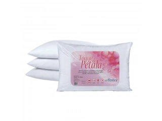 Almohada Toque de petala 50 x 70 cm  Dale a tu descanso la comodidad que se merece con la Almohada Toque de Petala. Su suave relleno de fibra de poli&eacute;ster te brindar&aacute; una sensaci&oacute;n de confort y suavidad inigualable. Disfruta de noches reparadoras y despie
