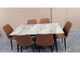 Mesa 100% metal  Tapa en MARMOL. 6 SILLAS 100% TAPIZADAS EN TELA Reforzadas.