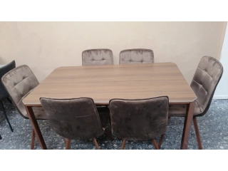 Mesa amplia rectangular 6 personas tapa marmol . Extructura 100% metal. Silla 100 % tapizada capitoneada Extructura en metal.