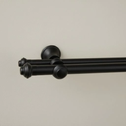 Barrote cortina Metal EUROMETAL DUO 2 Mts. + 2 soportes Color Blanco y Negro.
