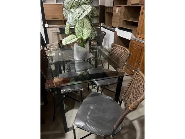 Mesa hierro 4 sillas asiento tapizado impermeable Hierro y simil Ratan. Mesa extructura de hierro Tapa de vidrio.