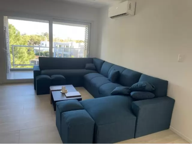 Esquinero CHEILONGUE EN U. MEDIDAS : 2.10 X 3.30 X 1.40 MTS. ALTURA 75 CM. PUFF 37 X 37 CM X 40 ALTURA. 8 LUGARES . COLOR AZUL.