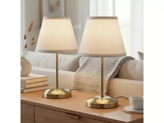Ilumina tus espacios con el Pack de 2 lámparas de mesa New Lyon Blanco de Casa Bonita. Con su diseño clásico y elegante, estas lámparas son perfectas para crear un ambiente acogedor en cualquier habitación. Su color blanco y su acabado cromado, le darán u