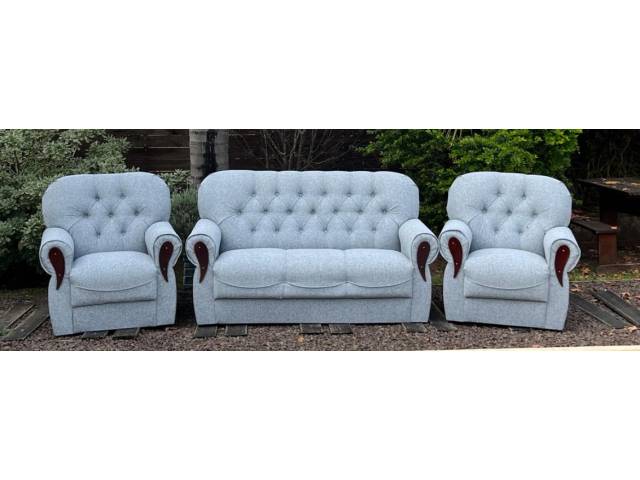 Living sofa 3 cuerpos respaldo con botones , alto, . Amplios y super confortable gran peso, detalles en el frente en madera. Espuma alta densidad. Colores varios. 