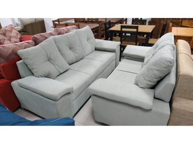Livin Sofa 3 cuerpos 2.00 mts. con posabrazos amplios. Respaldo 3 almohadones. Patas metalicas   1 Sofa 1.70 mts. con posabrazos amplios. Respaldo 2 almohadones. Patas metalicas.