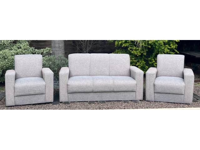 Living 1 Sofa 3 cuerpos   2 sofa 1 cuerpo . Buena calidad . Tapizado en microfibra . Colores varios.