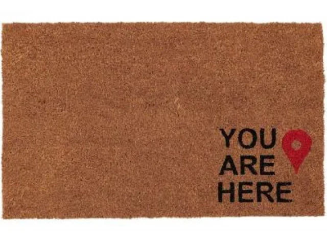 Descripcion: Felpudo You are here 45 x 75 cm natural  Dale la bienvenida a tus invitados con estilo y originalidad con el felpudo 'You are here' de Just Home Collection. Este felpudo de goma, con un diseño moderno y divertido, es perfecto para la entrada 