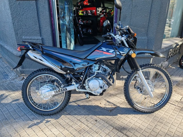 Descripcion: color negra o azul. Motor	 1 CILÍNDRO, 4 TIEMPOS, CON BALANCEADOR, 2 VÁLVULAS, REFRIGERADO POR AIRE  Cilindrada en CC	 124 cc  Arranque	 ELECTRÓNICO CDI ELÉCTRICO Y PATADA  Transmisión	 5 VELOCIDADES  Suspensión delantera	 TELESCÓPICA CON AMO