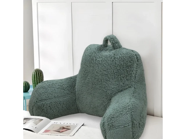 Este almohad&oacute;n decorativo de interior est&aacute; hecho con materiales de poli&eacute;ster, tanto en su tapiz como en su relleno. Incluye una sola unidad y viene en un elegante color taupe. Su dise&ntilde;o lumbar y forma rectangular lo hacen ideal para usar como apoyo en sil