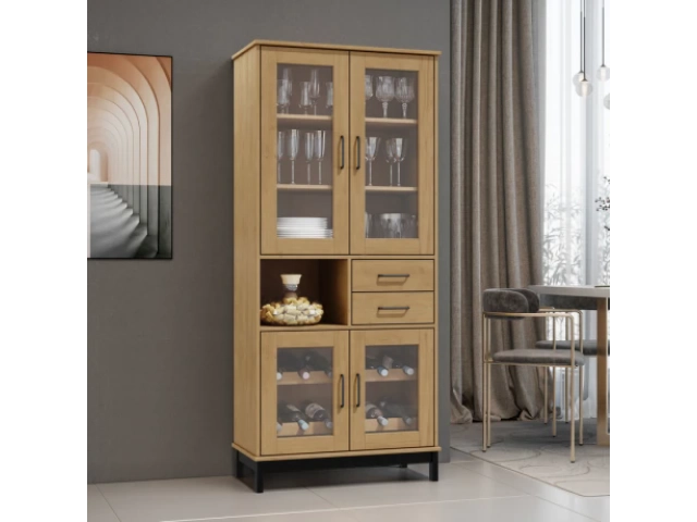 Cristalero 4 puertas en madera maciza de pino lustrado color roble, con puertas de vidrio. Detalles en tirador de met&aacute;lica y patas en color negro. Se entrega desarmado de origen para conservar el estado de la garant&iacute;a. C&oacute;digo: 1949RP Alto:  180 CM Profund