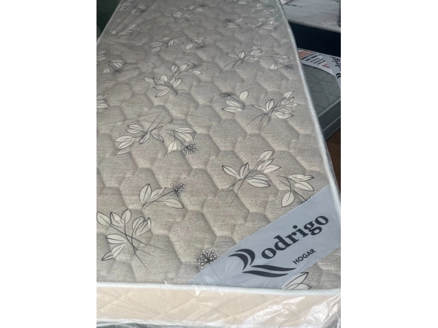 Sommier 1 plaza Material Espuma. Soporte 90 kg . Garantia 1 año Base color gris o negra.