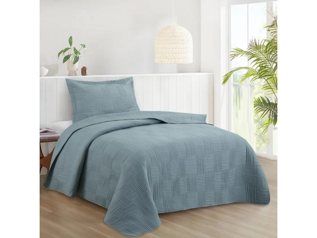 Dale un toque de frescura y estilo a tu dormitorio con el Cubrecama Waves azul de 1 plaza y media! Este cubrecama quilt, con su dise&ntilde;o moderno y color azul vibrante, transformar&aacute; tu espacio en un oasis de tranquilidad. &iexcl;Prep&aacute;rate para disfrutar de noches 